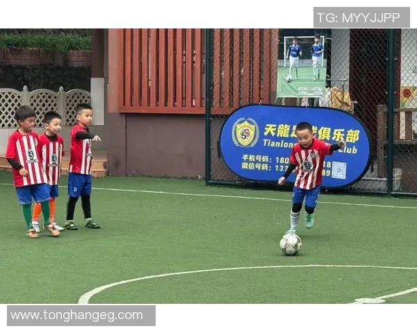 小孩小足球明星展现过人技巧引发全场欢呼与赞叹